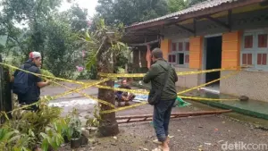 Tanah Amblas Dekat Sungai di Pekalongan Bergerak, Rumah Warga Ikut Terseret ke Sungai