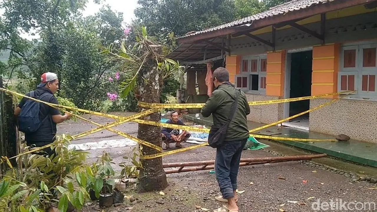 Tanah Amblas Dekat Sungai di Pekalongan Bergerak, Rumah Warga Ikut Terseret ke Sungai
