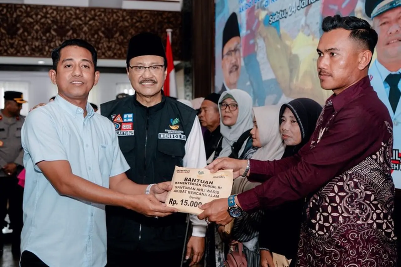 Mensos Gus Ipul Serahkan Santunan Duka Rp 4 Miliar untuk Korban Banjir Aceh Utara Mensos Gus Ipul Serahkan Santunan Duka Rp 4 Miliar untuk Korban Banjir Aceh Utara