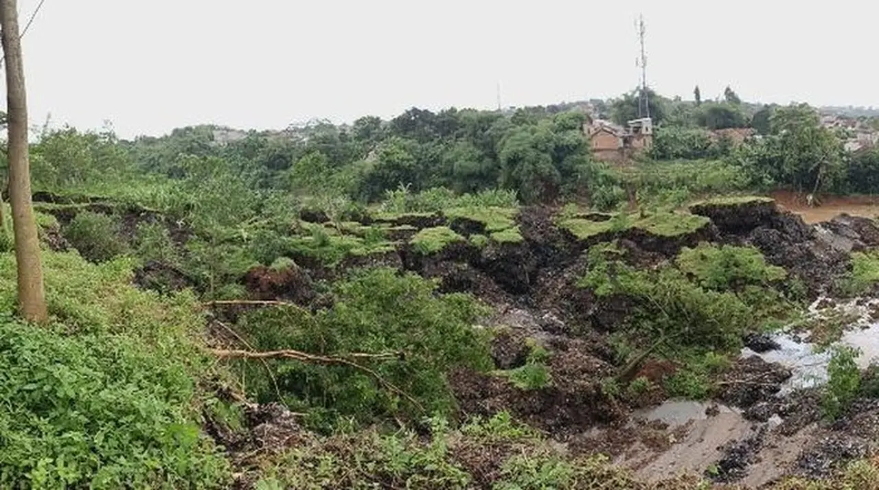 Longsor 200 Meter di Bekas TPA Pondok Rajeg Bogor Akibat Hujan Deras Longsor 200 Meter di Bekas TPA Pondok Rajeg Bogor Akibat Hujan Deras