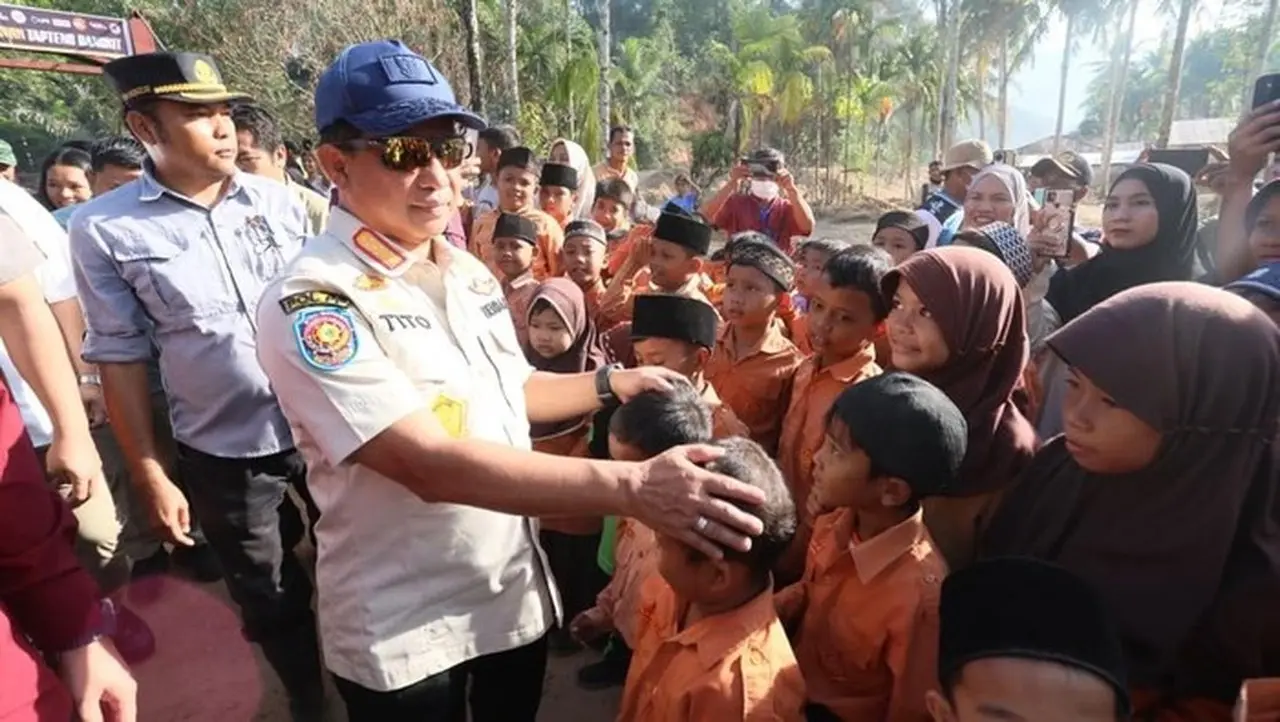 Tito Karnavian Tinjau SDN Hutanabolon 2, Pastikan Kebut Pemulihan Sekolah Pascabanjir Tapteng Tito Karnavian Tinjau SDN Hutanabolon 2, Pastikan Kebut Pemulihan Sekolah Pascabanjir Tapteng
