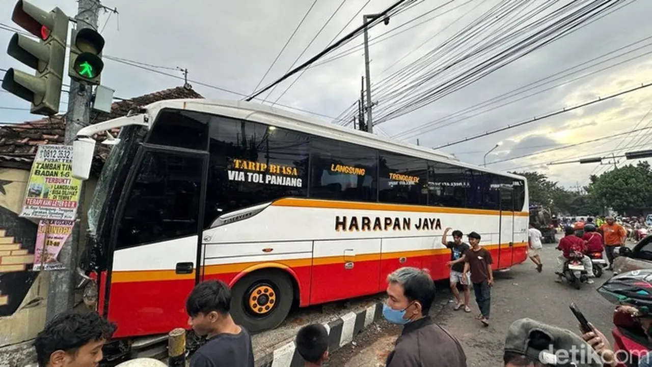 Bus Ugal-ugalan di Kediri Tabrak Pembatas Jalan, 11 Orang Luka Termasuk Anak-anak Bus Ugal-ugalan di Kediri Tabrak Pembatas Jalan, 11 Orang Luka Termasuk Anak-anak