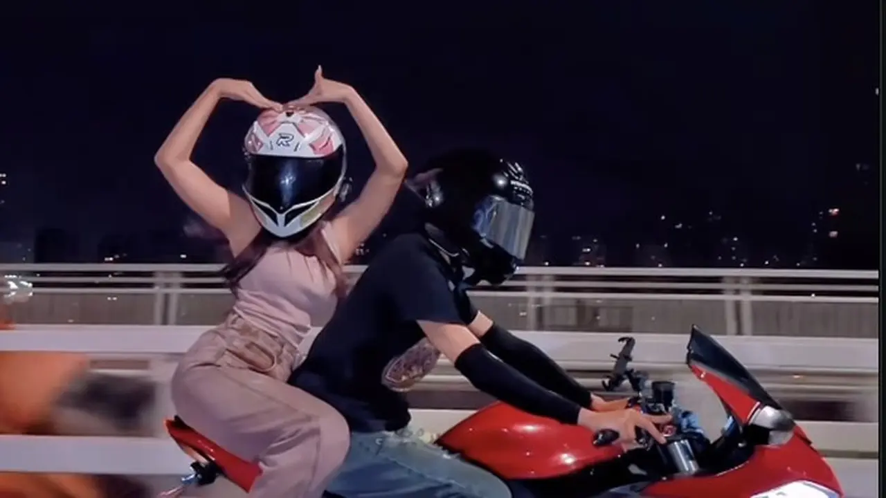 Fuji Klarifikasi Isu Pacar Baru: Pria yang Memboncengnya Ternyata Tukang Ojek Bayaran