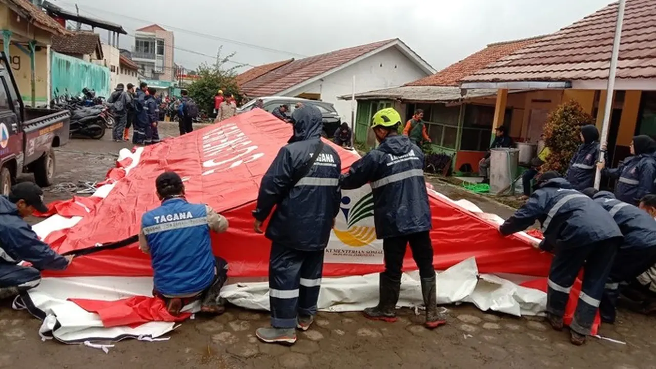 Kemensos Kirim Bantuan Logistik untuk Korban Longsor di Bandung Barat Kemensos Kirim Bantuan Logistik untuk Korban Longsor di Bandung Barat
