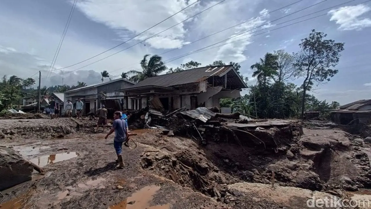 Banjir Bandang Terjang Lereng Gunung Slamet, Tiga Wilayah Dilaporkan Terdampak Parah Banjir Bandang Terjang Lereng Gunung Slamet, Tiga Wilayah Dilaporkan Terdampak Parah