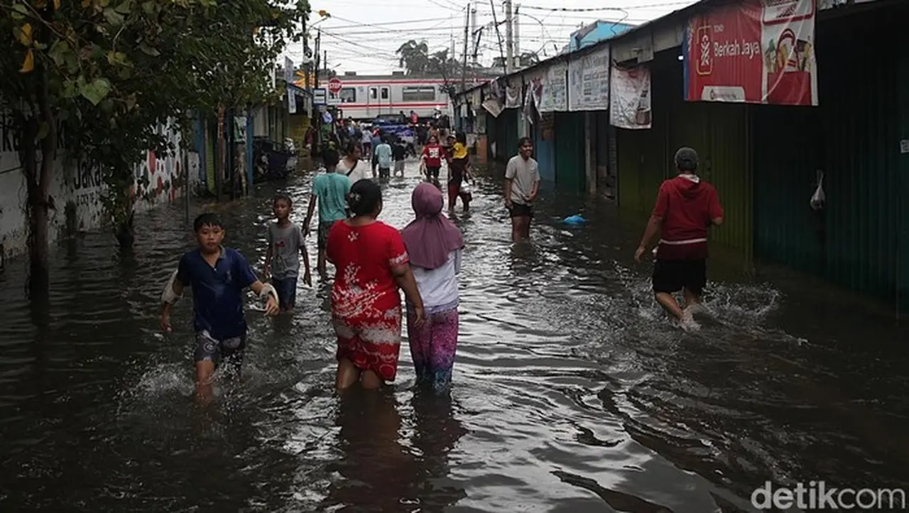 Banjir Jakarta Meluas: 45 RT dan 1 Ruas Jalan Masih Terendam Akibat Hujan Deras