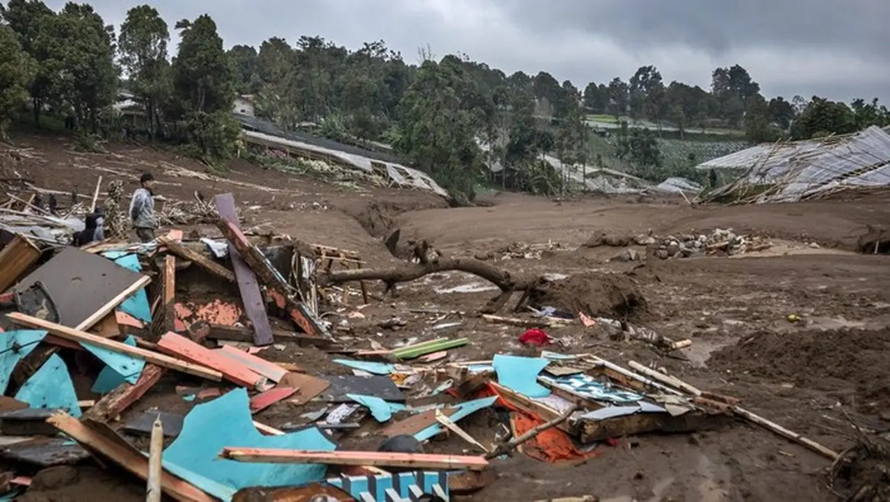 Longsor Cisarua: 10 Kantong Jenazah DVI, 6 Teridentifikasi, 71 Masih Hilang