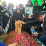 Kopilot Farhan Gunawan Dimakamkan di Gowa, Keluarga Tak Kuasa Menahan Tangis