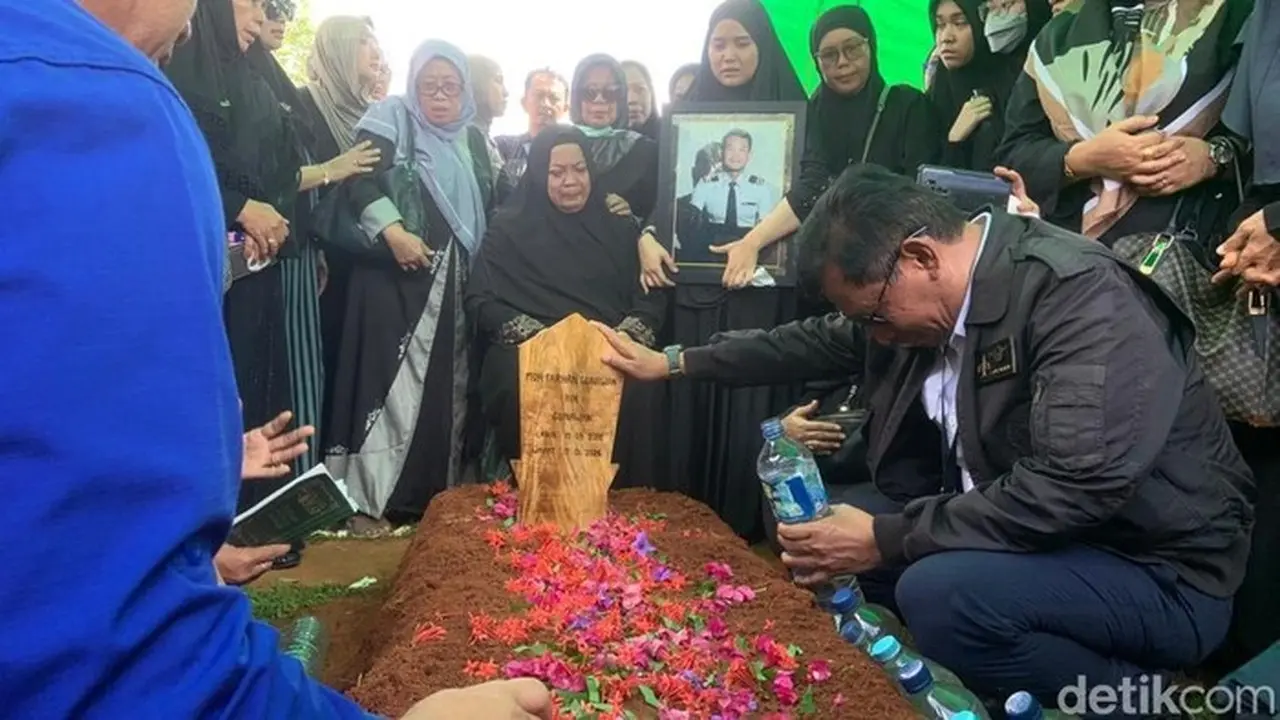 Kopilot Farhan Gunawan Dimakamkan di Gowa, Keluarga Tak Kuasa Menahan Tangis