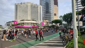 Warga Jakarta Manfaatkan CFD HI untuk Berolahraga di Tengah Cuaca Tak Menentu