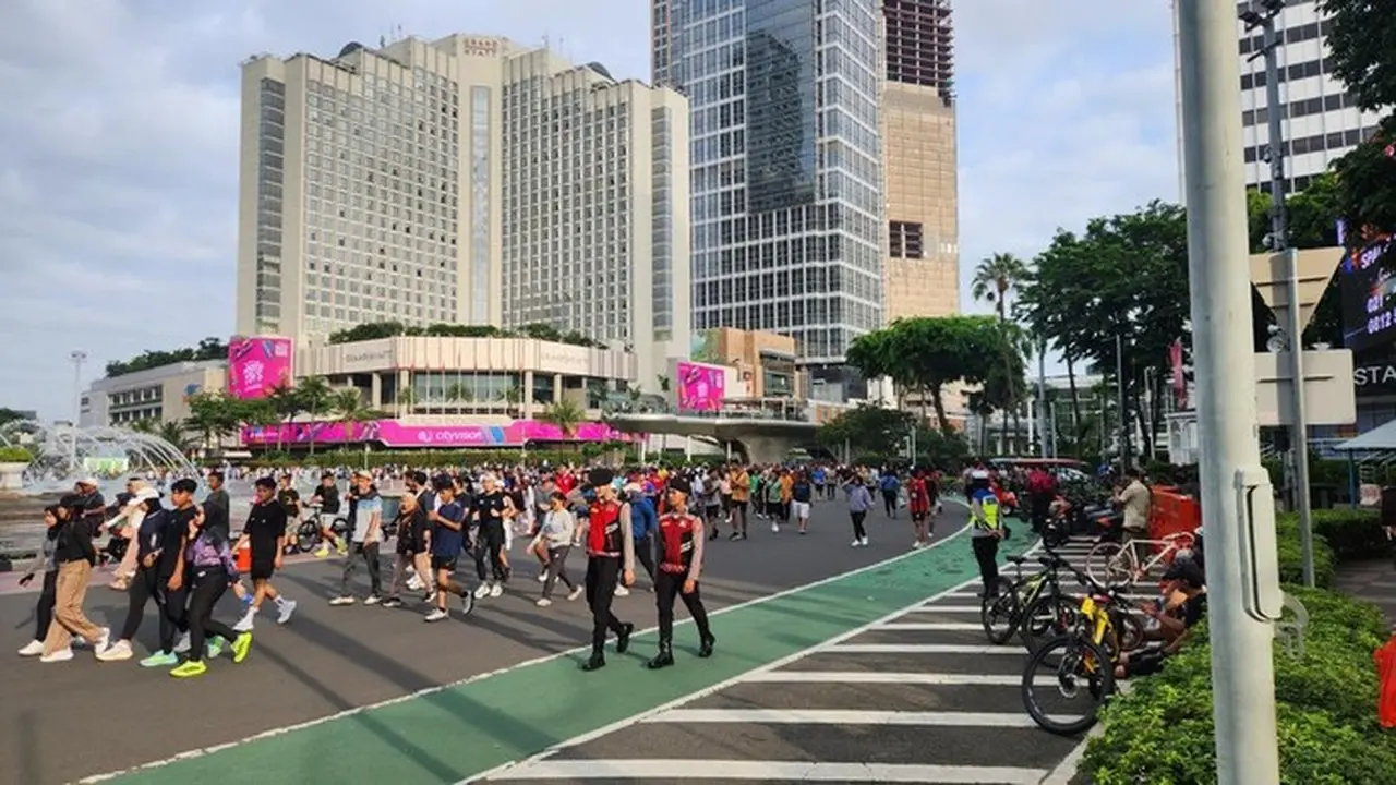 Warga Jakarta Manfaatkan CFD HI untuk Berolahraga di Tengah Cuaca Tak Menentu Warga Jakarta Manfaatkan CFD HI untuk Berolahraga di Tengah Cuaca Tak Menentu
