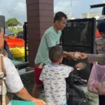 Brimob Polda Metro Kirim 300 Porsi Makanan untuk Korban Banjir Ekstrem Bekasi