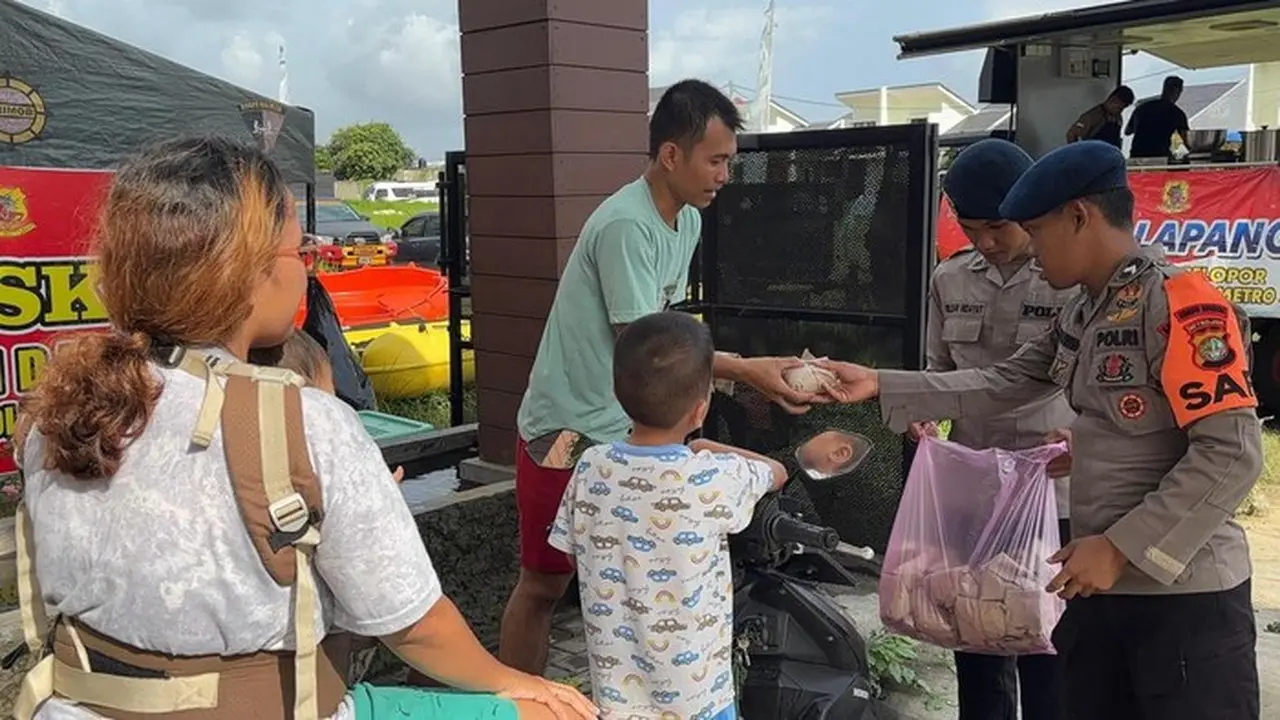 Brimob Polda Metro Kirim 300 Porsi Makanan untuk Korban Banjir Ekstrem Bekasi