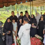 Tangis Ibunda Laila Tabri di Pemakaman Ferry Irawan, Korban ATR 42-500: Mama Bangga