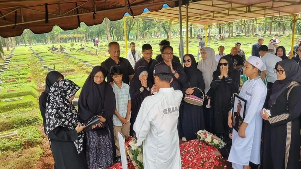 Tangis Ibunda Laila Tabri di Pemakaman Ferry Irawan, Korban ATR 42-500: Mama Bangga Tangis Ibunda Laila Tabri di Pemakaman Ferry Irawan, Korban ATR 42-500: Mama Bangga