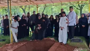 Tangis Keluarga Pecah Iringi Pemakaman Ferry Irawan, Korban Pesawat ATR 42-500