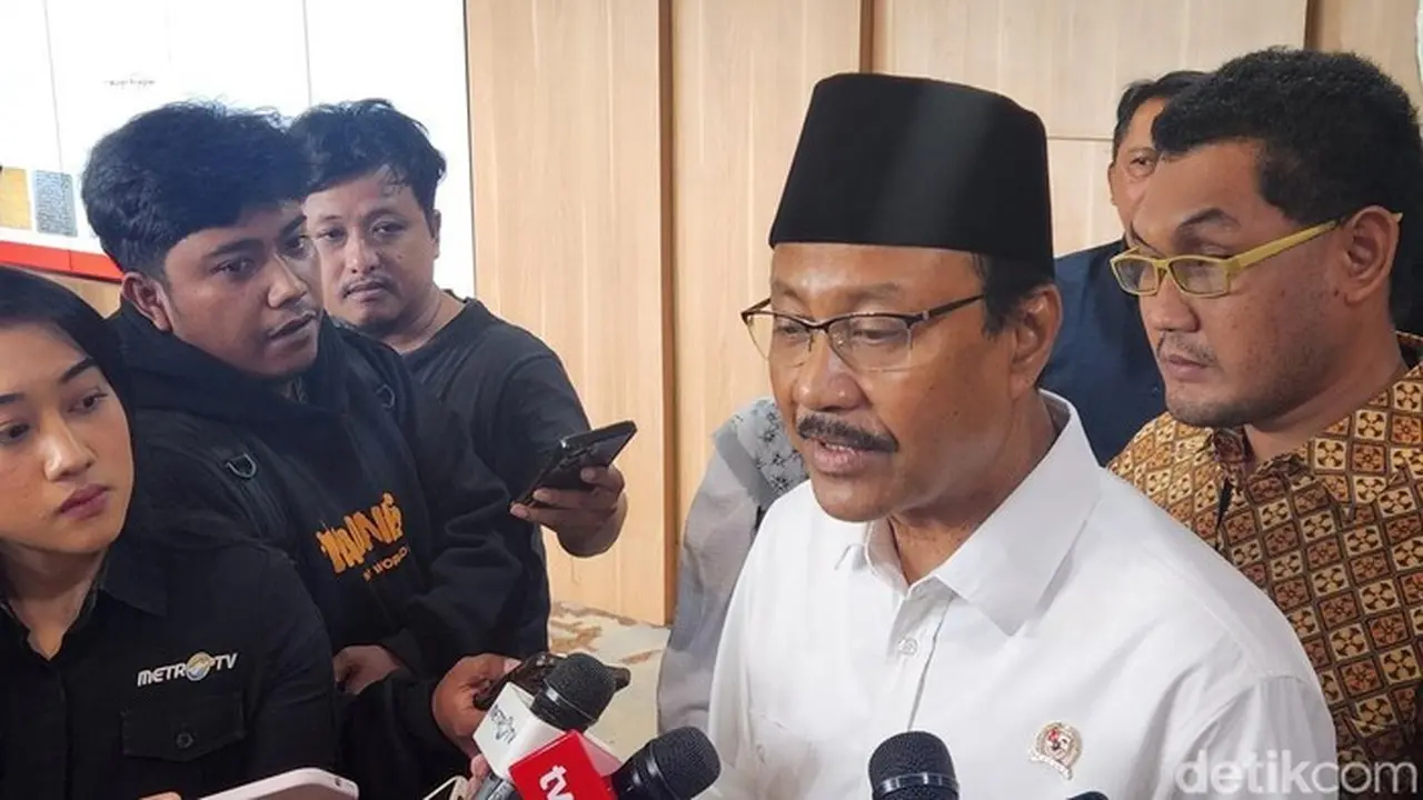 Mensos Gus Ipul Pastikan Santunan dan Perbaikan Rumah untuk Korban Longsor Cisarua Mensos Gus Ipul Pastikan Santunan dan Perbaikan Rumah untuk Korban Longsor Cisarua