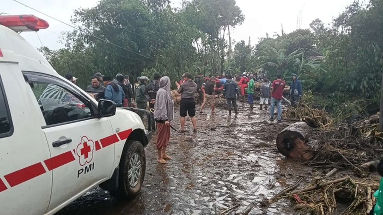 Banjir Pemalang: Kemensos Dirikan Dapur Umum dan Salurkan Bantuan Logistik Banjir Pemalang: Kemensos Dirikan Dapur Umum dan Salurkan Bantuan Logistik