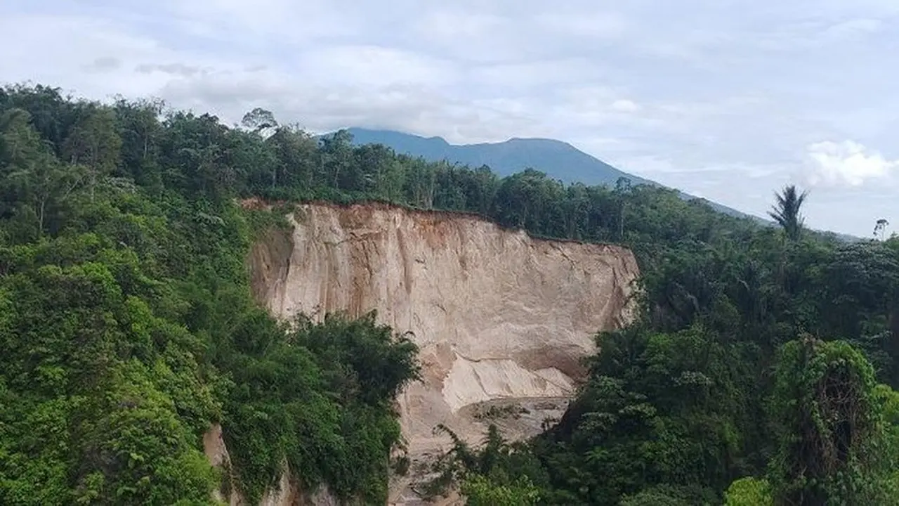 Longsor 120 Meter di Ngarai Sianok Agam Akibat Hujan Deras, Warga Krisis Air Bersih Longsor 120 Meter di Ngarai Sianok Agam Akibat Hujan Deras, Warga Krisis Air Bersih
