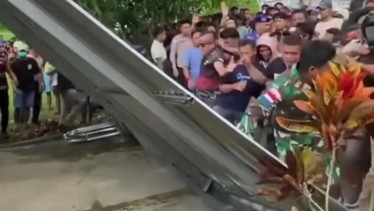 Guru SMK Dikeroyok Oknum TNI AL di Talaud, Warga Geruduk Mako Lanal Berujung Ricuh