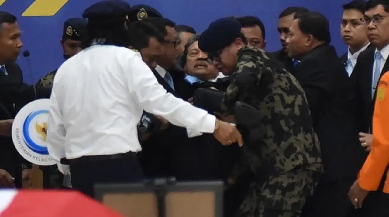 Menteri KKP Sakti Wahyu Trenggono Pingsan Saat Pimpin Upacara Persemayaman Korban ATR 42-500 Menteri KKP Sakti Wahyu Trenggono Pingsan Saat Pimpin Upacara Persemayaman Korban ATR 42-500