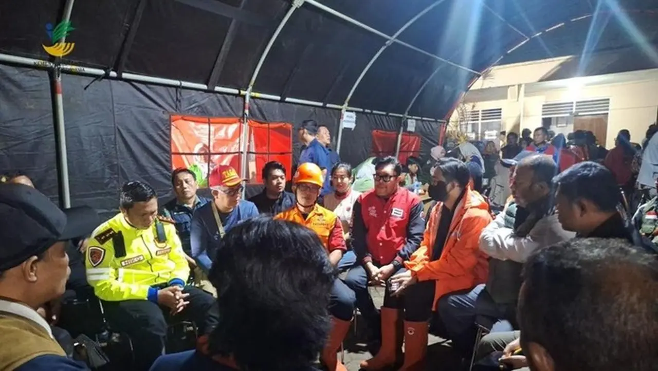 Longsor Cisarua: Tim Gabungan Fokus Cari 73 Korban Hilang, Bantuan Logistik Disalurkan Longsor Cisarua: Tim Gabungan Fokus Cari 73 Korban Hilang, Bantuan Logistik Disalurkan