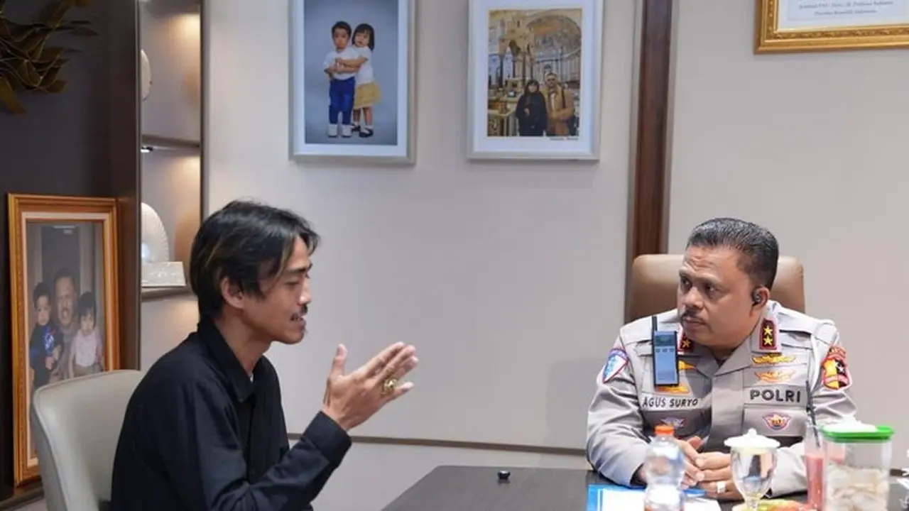 Sopir Truk Pemberani Raih Penghargaan Kakorlantas Polri atas Aksi Heroik di Tol Japek