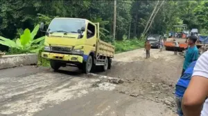 Jalan Raya Lebak Amblas 5 Meter Akibat Pergerakan Tanah, Pengendara Keluhkan Akses Sulit