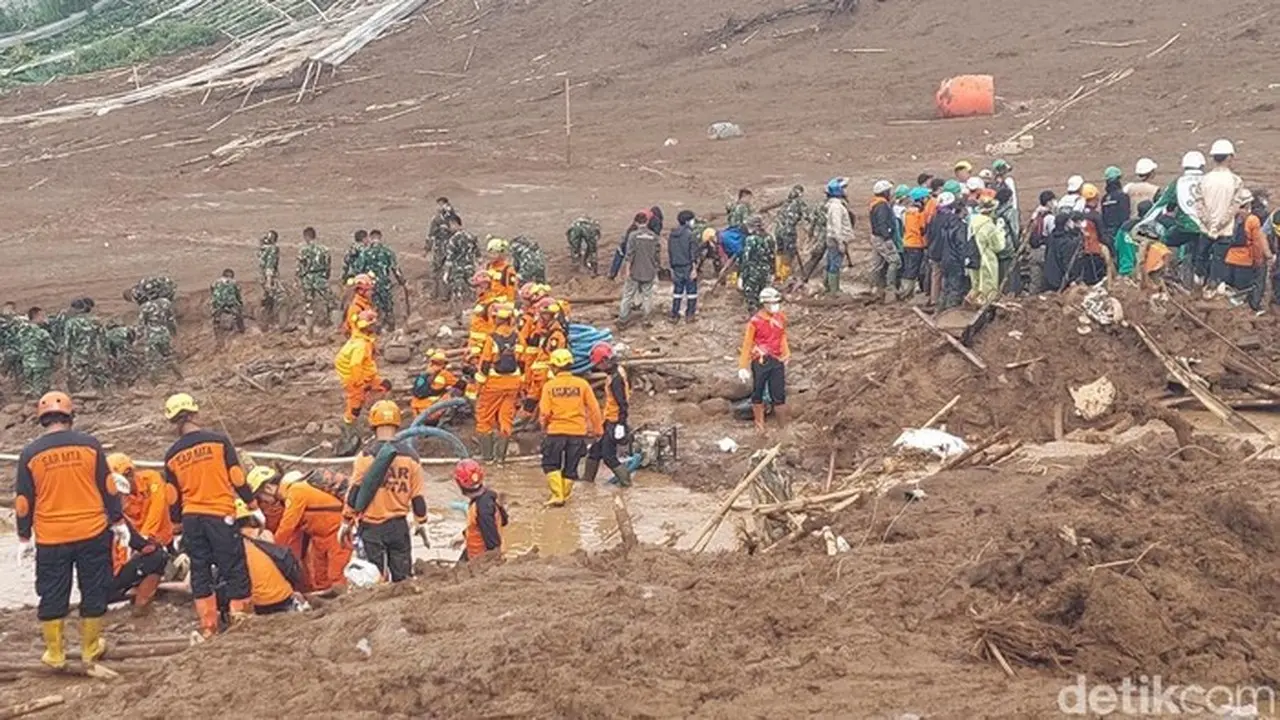 Longsor Cisarua: 23 Marinir Terjebak Saat Latihan, 4 Tewas Longsor Cisarua: 23 Marinir Terjebak Saat Latihan, 4 Tewas