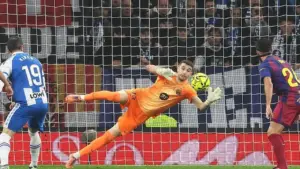 Joan Garcia Jadi Bintang, Barcelona Taklukkan Espanyol 2-0 di Derby Catalan