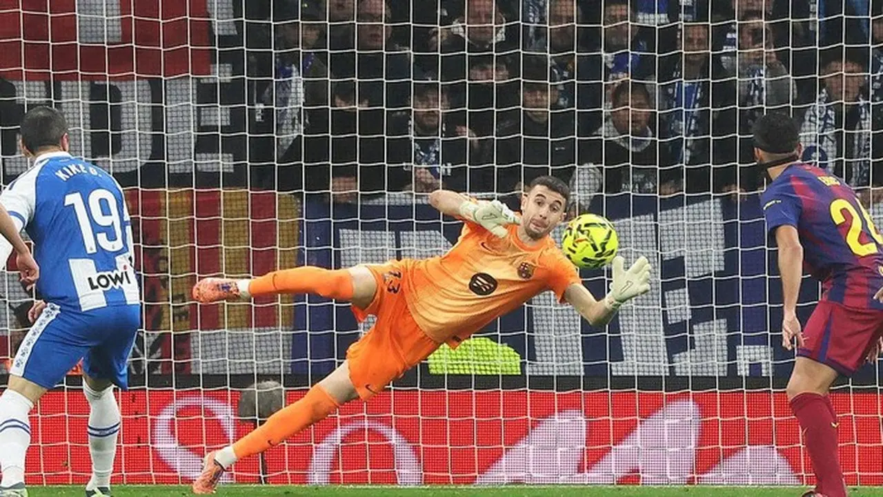 Joan Garcia Jadi Bintang, Barcelona Taklukkan Espanyol 2-0 di Derby Catalan