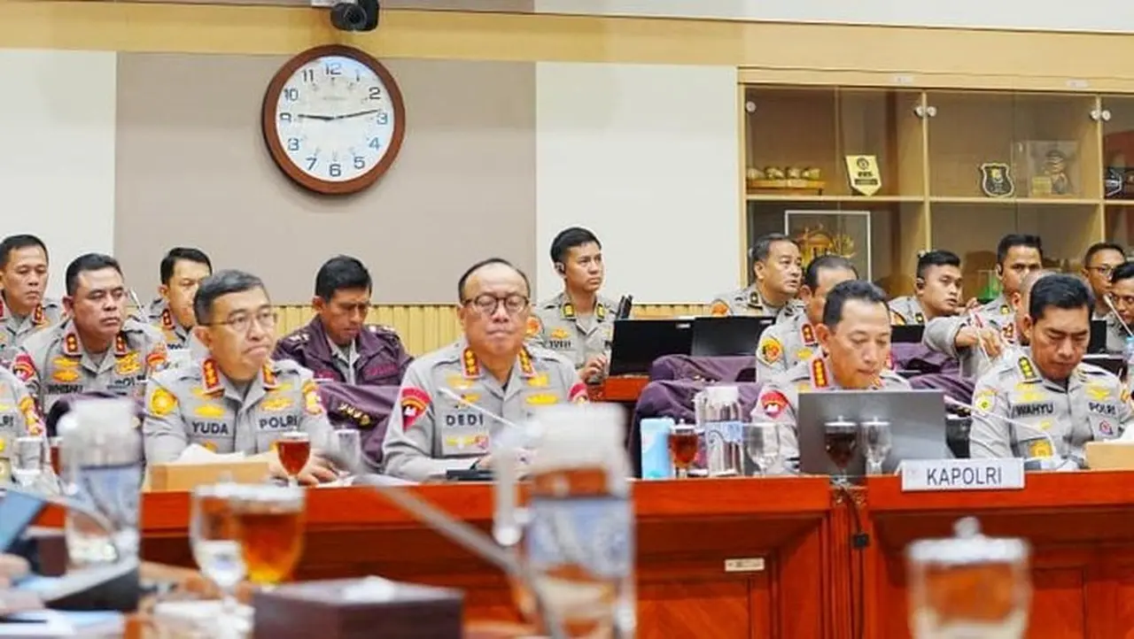 DPR Tetapkan 8 Poin Reformasi Polri: Tetap di Bawah Kendali Presiden, Bukan Kementerian DPR Tetapkan 8 Poin Reformasi Polri: Tetap di Bawah Kendali Presiden, Bukan Kementerian