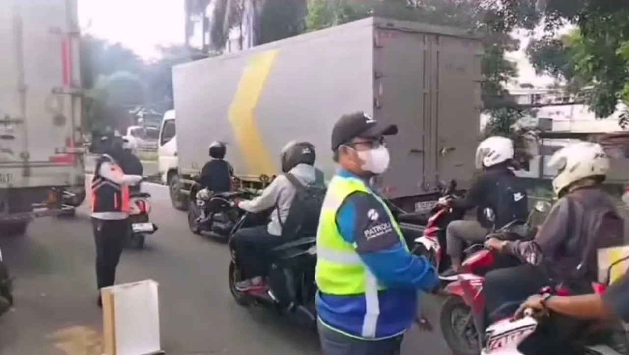 Truk Patah Baut Sebabkan Kemacetan Parah di Jalan Daan Mogot Arah Kalideres Truk Patah Baut Sebabkan Kemacetan Parah di Jalan Daan Mogot Arah Kalideres