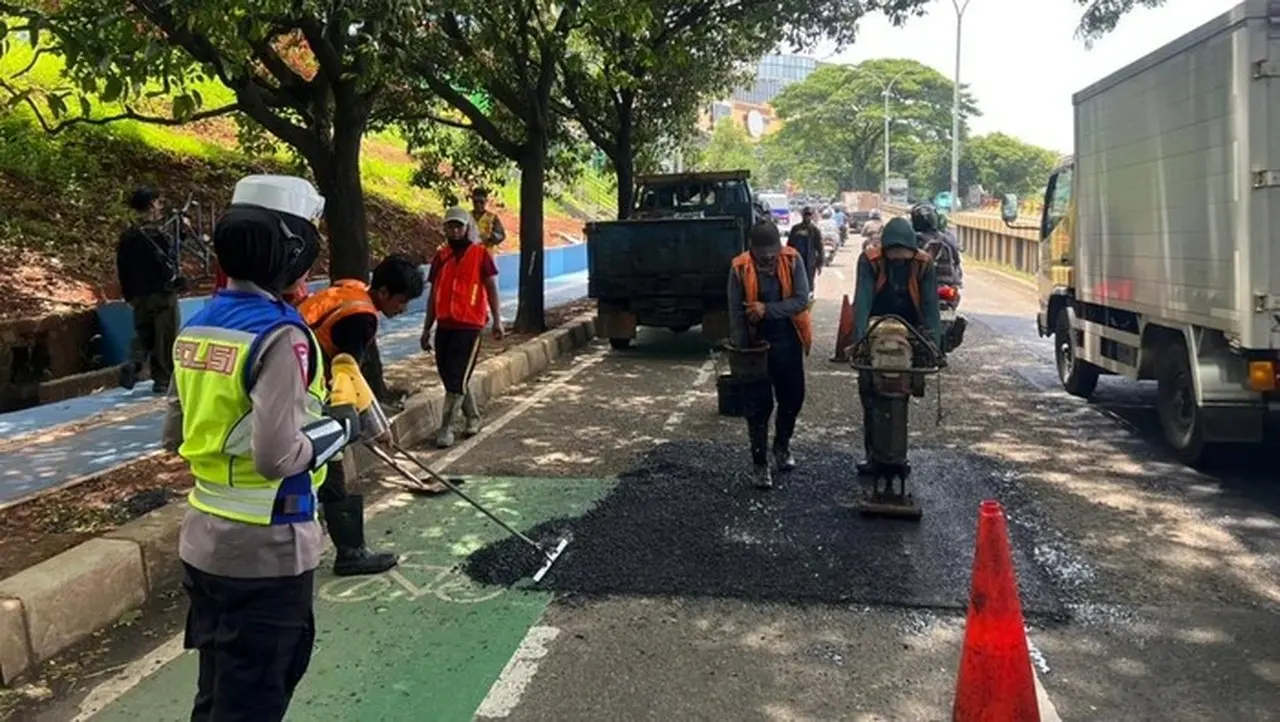 Jalan Juanda Depok Berlubang Sebabkan Kecelakaan, Polisi dan PUPR Segera Lakukan Perbaikan Jalan Juanda Depok Berlubang Sebabkan Kecelakaan, Polisi dan PUPR Segera Lakukan Perbaikan