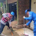 Polda Metro Jaya Turun Tangan Bersihkan Rumah Warga Terdampak Banjir di Jaktim