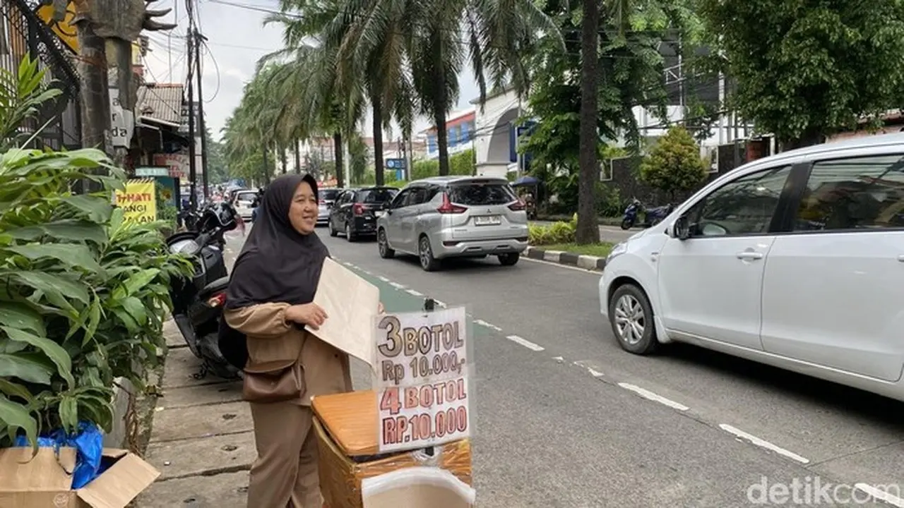 Dede, Pedagang Tikar Musiman di Ragunan, Raup Rp 2 Juta Sepekan Saat Liburan