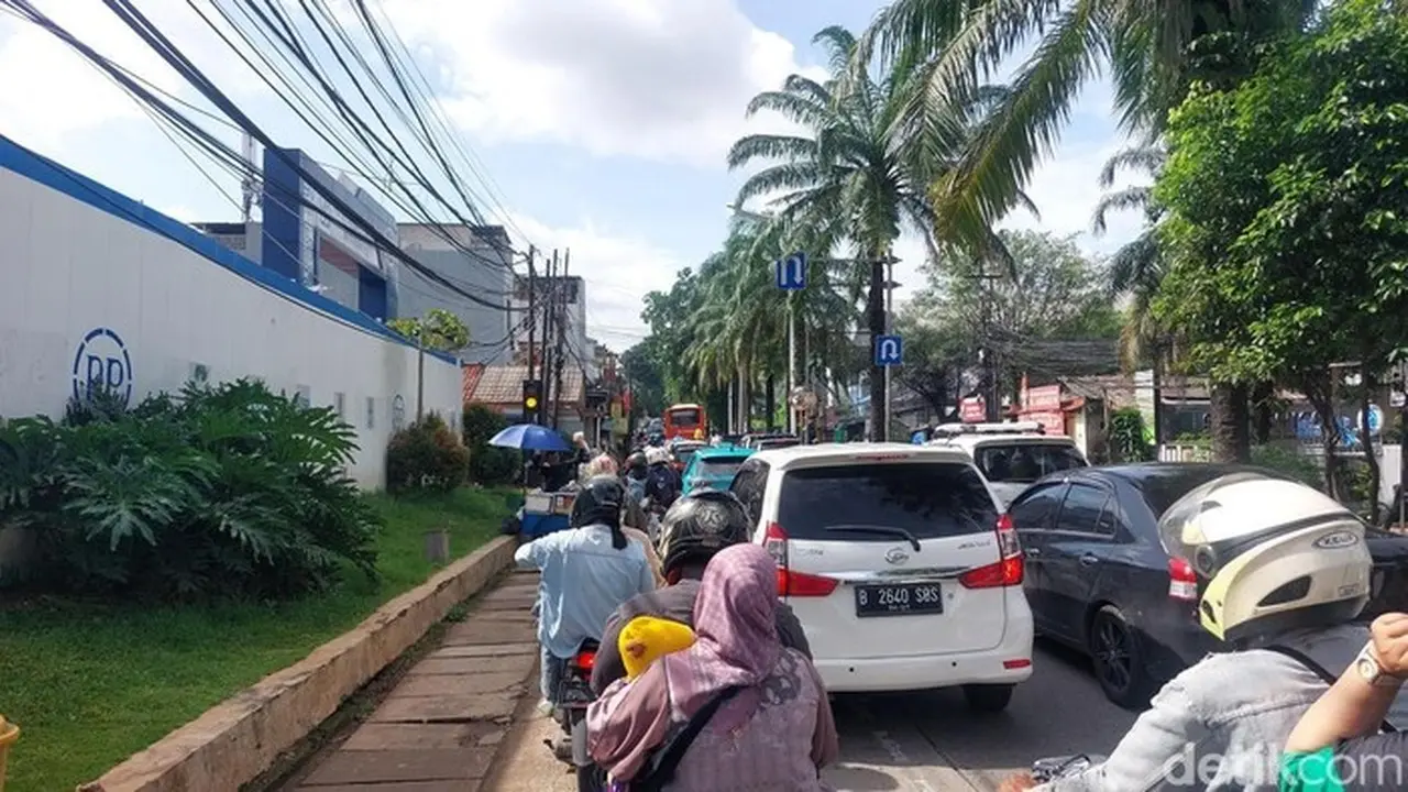 Libur Tahun Baru, Lalu Lintas Menuju Ragunan Macet Hingga 1 Kilometer Libur Tahun Baru, Lalu Lintas Menuju Ragunan Macet Hingga 1 Kilometer