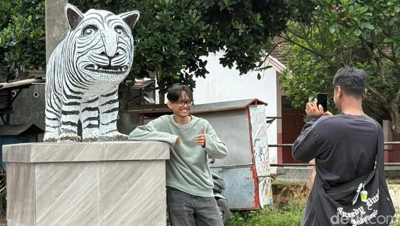 Viral Patung Macan Putih Kediri Dibilang Mirip Kuda Nil, Jadi Rebutan Selfie dan Dongkrak Ekonomi Warga Viral Patung Macan Putih Kediri Dibilang Mirip Kuda Nil, Jadi Rebutan Selfie dan Dongkrak Ekonomi Warga