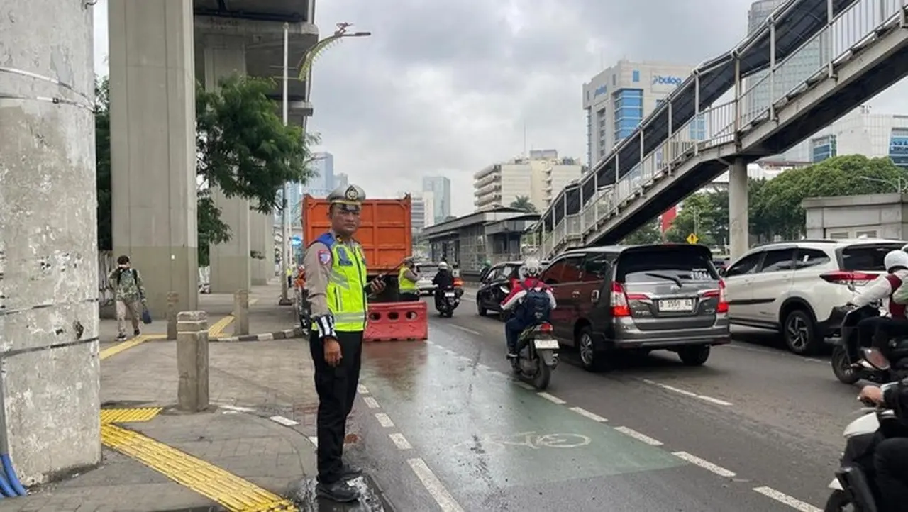 Truk Sampah Mogok di Gatot Subroto, Lalin Arah Kuningan Padat Merayap