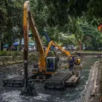 Antisipasi Banjir Jakarta: Pemprov DKI Gencar Keruk Sungai dan Saluran Air
