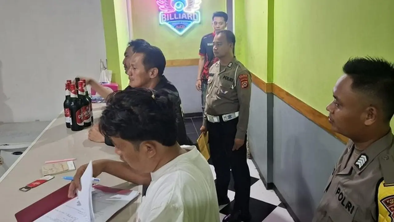 Razia Karaoke di Serang: Polisi Sita Ratusan Botol Miras dan Data Pemandu Lagu Razia Karaoke di Serang: Polisi Sita Ratusan Botol Miras dan Data Pemandu Lagu