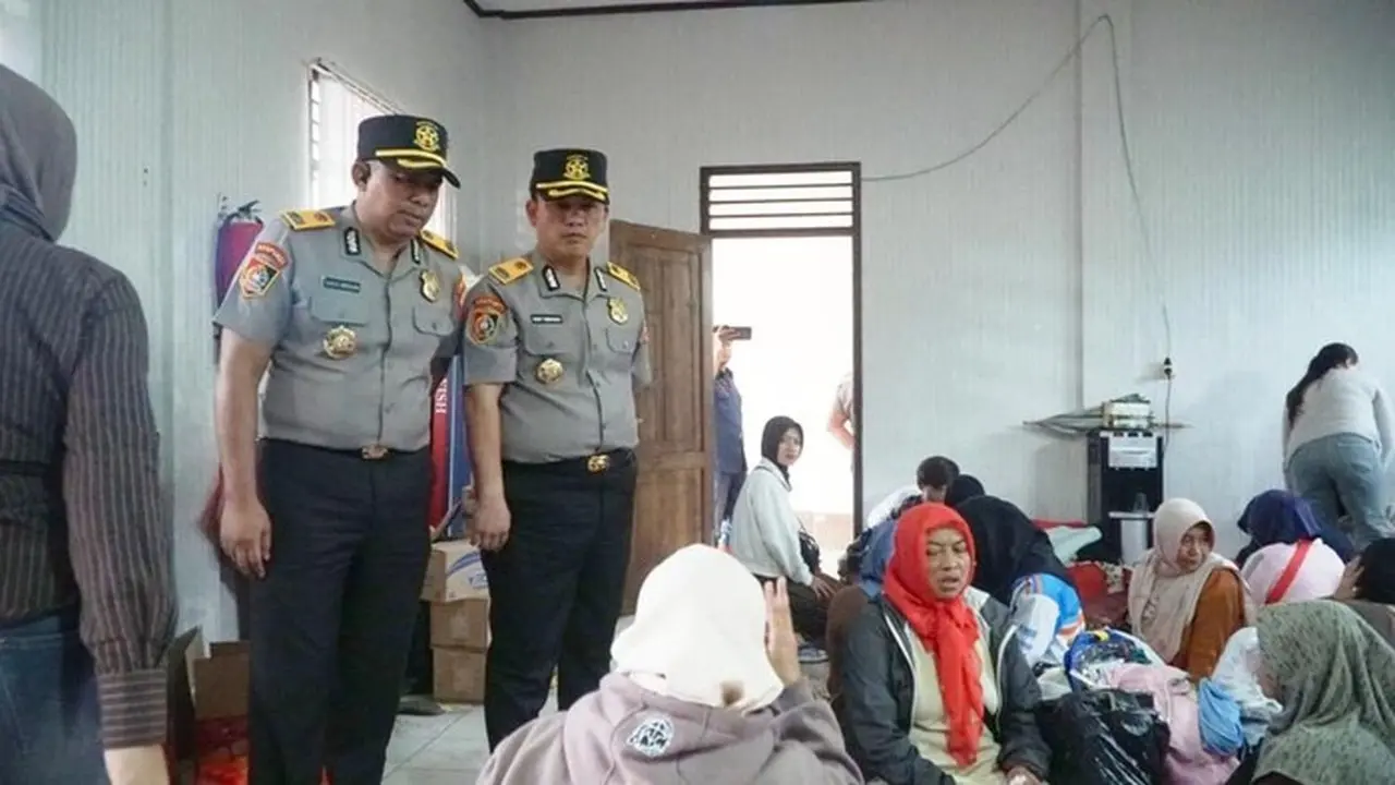 Siswa Sespimti Polri Berikan Bantuan Langsung ke Korban Longsor Cisarua, Bandung Barat Siswa Sespimti Polri Berikan Bantuan Langsung ke Korban Longsor Cisarua, Bandung Barat