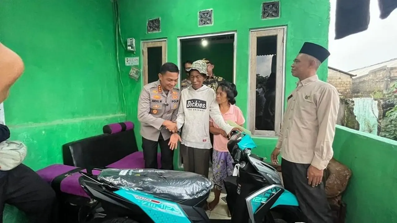 Kapolres Depok Beri Bantuan Motor dan Modal Usaha kepada Penjual Es Kue Viral Kapolres Depok Beri Bantuan Motor dan Modal Usaha kepada Penjual Es Kue Viral