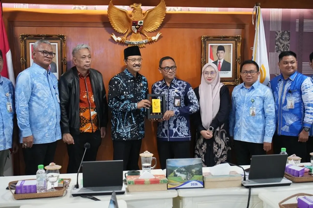 Mensos Ajak Kadinsos Kalsel Awasi Ketat Penyaluran Bansos Agar Tepat Sasaran Mensos Ajak Kadinsos Kalsel Awasi Ketat Penyaluran Bansos Agar Tepat Sasaran