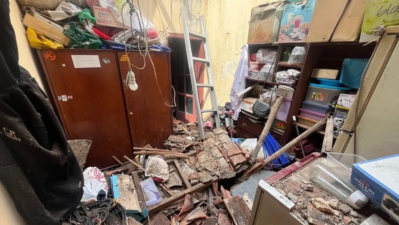 Atap Rumah Warga Bogor Ambruk Akibat Hujan Deras, Satu Keluarga Diungsikan Atap Rumah Warga Bogor Ambruk Akibat Hujan Deras, Satu Keluarga Diungsikan