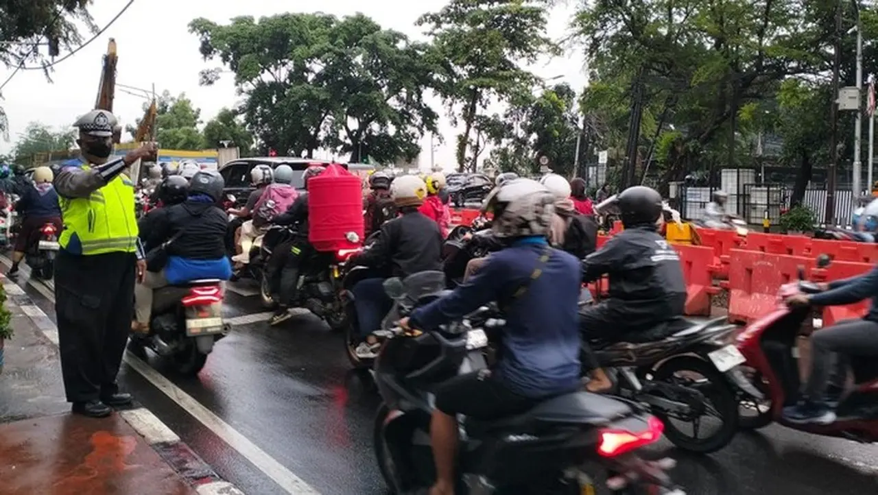 Proyek Galian PDAM Sebabkan Kemacetan Parah di Lampu Merah Rindam Condet Jakarta Timur Proyek Galian PDAM Sebabkan Kemacetan Parah di Lampu Merah Rindam Condet Jakarta Timur