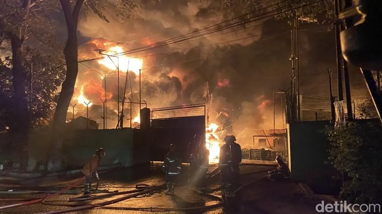 Kebakaran Pabrik Sandal Swallow di Medan Masih Berkobar Setelah 13 Jam