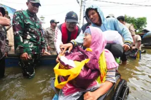 Gus Ipul Tinjau Banjir Banjar, Pastikan Bantuan Sembako dan Obat-obatan Tersalurkan