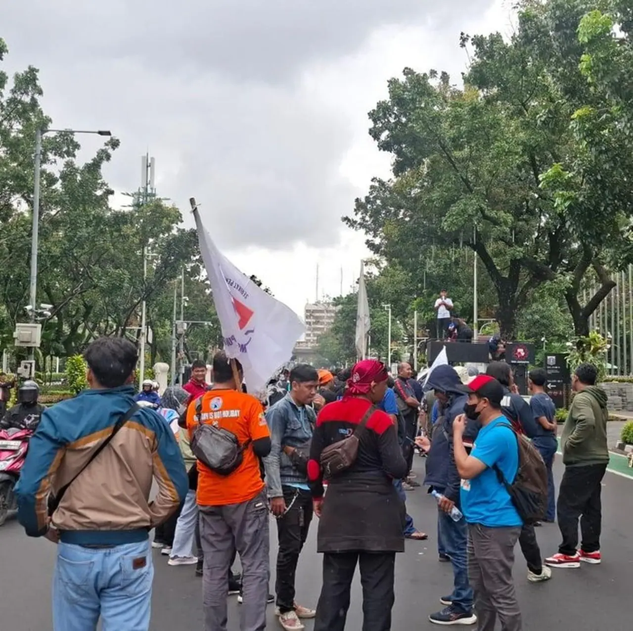 Buruh DKI Jakarta Tuntut Kenaikan UMP 2026 di Depan Balai Kota, Nilai KHL Tak Terpenuhi