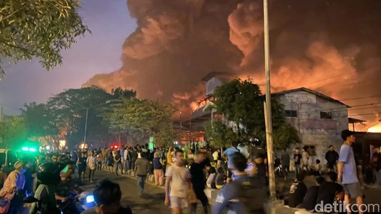 Api Lalap Pabrik Sandal di Medan, Diduga Berasal dari Gudang Bahan Baku